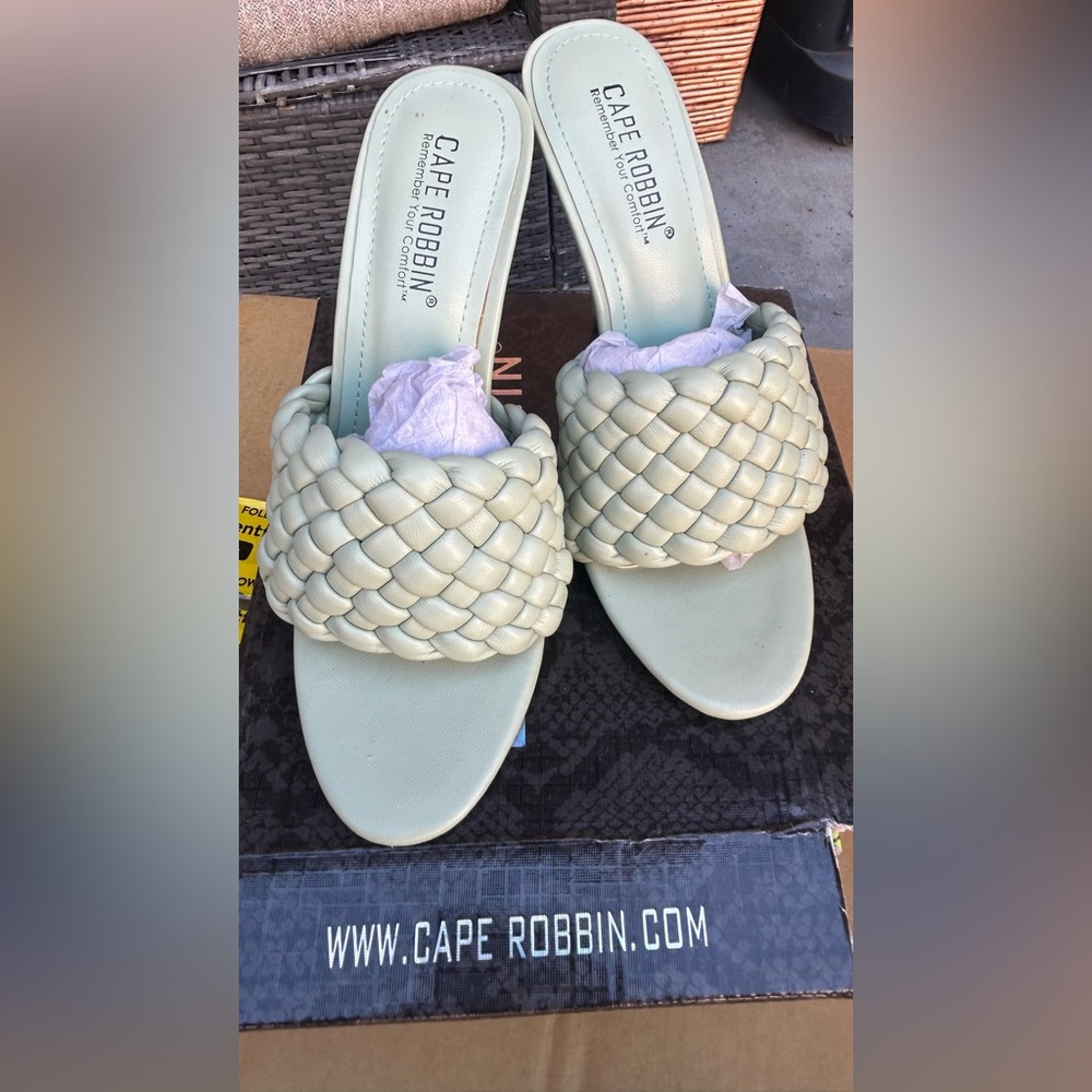 Woman size 6 heels